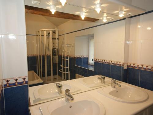 Beautiful Holiday Home with Pool in Saint-Pompont - image 3