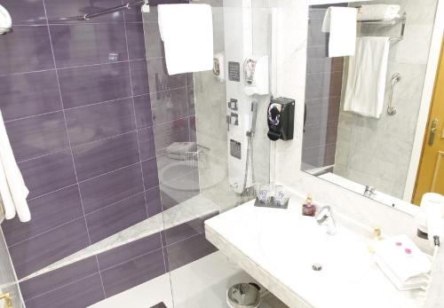 Double or Twin Room image 5