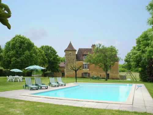 . Vintage Holiday Home in Besse with Swimming Pool