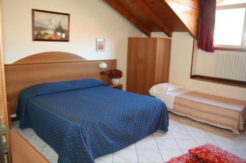 3 twin beds
