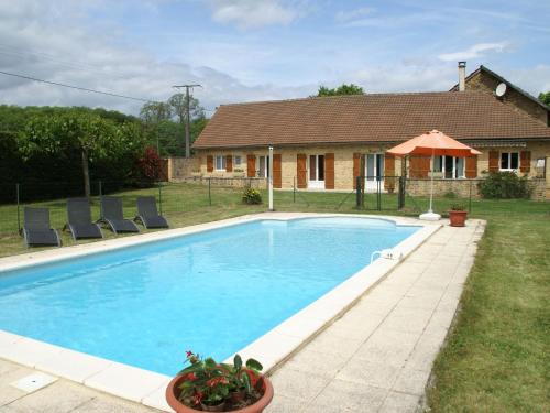 Holiday home with pool, enclosed garden – khách sạn tại Les Granges