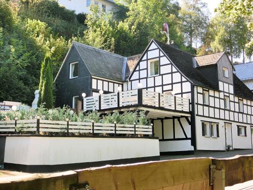 Charming holiday home near the ski area - Apartment - Schmallenberg