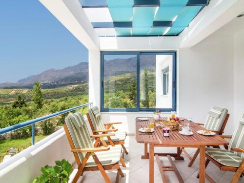 Modish Villa in Lefkogia Crete with Swimming Pool