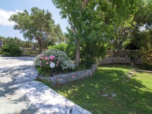 Modish Villa in Lefkogia Crete with Swimming Pool