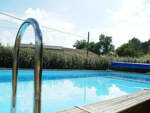 Cozy Holiday Home with Swimming Pool near Lake in Piolenc 