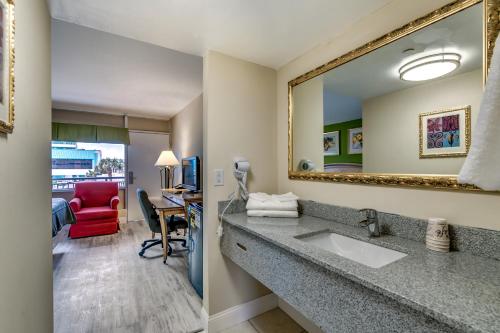 Beachcomber Inn & Suites - 화장실