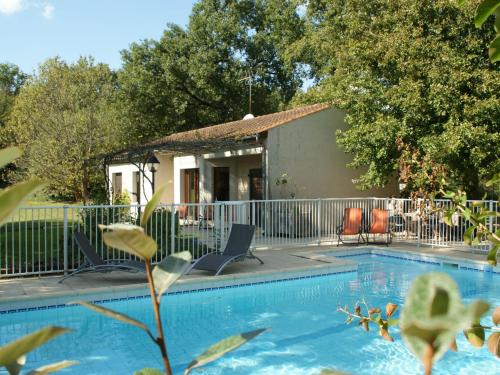 Quaint Bungalow in Pinsac with Swimming Pool gîte à louer Lacave