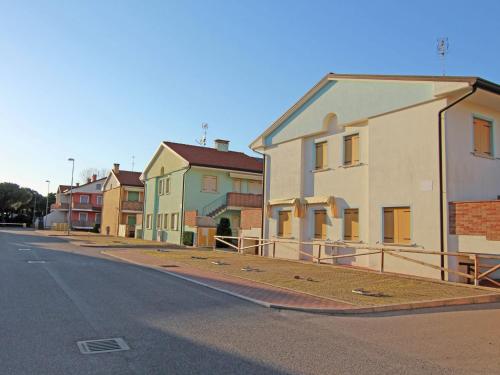  6 Person Apartment in Rosolina Mare with Swimming Pool in Rosapineta