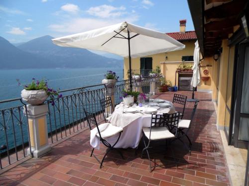 Bright stylish facing the lake Large terrace with magnificent views - Apartment - Marone
