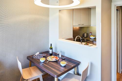 Kitchen, Aparthotel Adagio Edinburgh Royal Mile near The Scottish Parliament