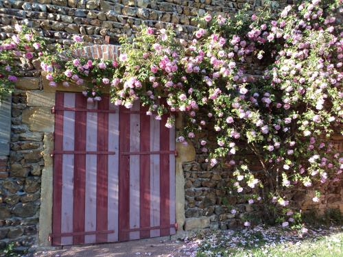 Chambres d'Hôtes La Vie en Roses chambre d'hôte Marcigny