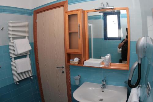 Bathroom, Hotel Yria in Sant'Andrea