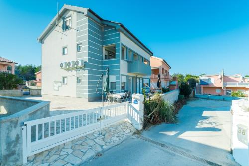  Apartments Pavlovic, Ferienwohnung in Vir