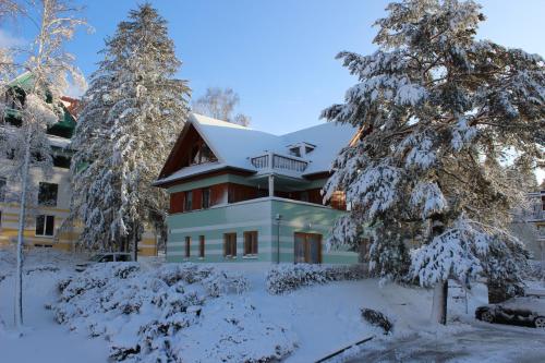 2 bedrooms, 5 beds