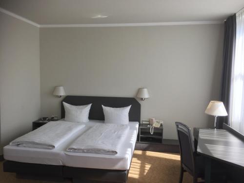 1 queen bed, 2 sofa beds