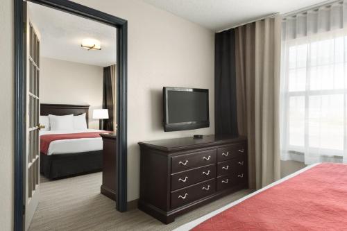 Country Inn & Suites by Radisson Kansas City at Village West KS - image 12