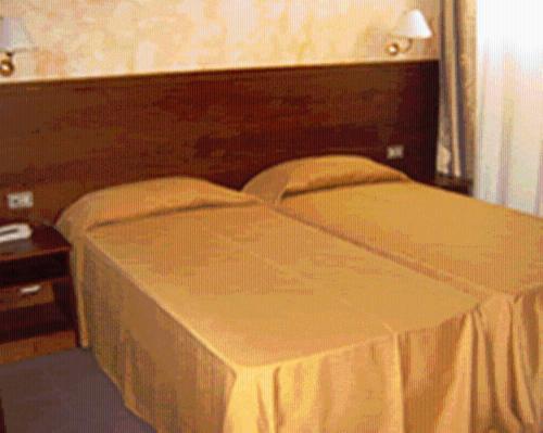 2 twin beds