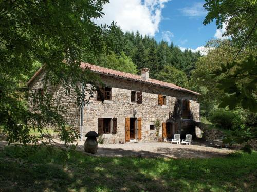 Beautiful farmhouse in mountain forest setting - Accommodation - Saint-Bonnet-le-Froid