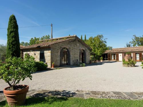  Lavish Holiday Home in Cortona with Terrace, Pension in Cortona