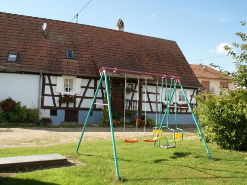Maisons de vacances Cozy Holiday Home in Schleithal with Garden