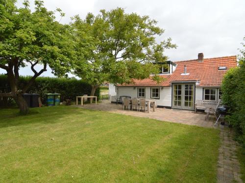  Nice holiday home on the Dutch coast with terrace, Ferienwohnung in Nieuwvliet