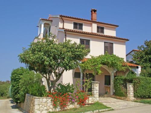 Cozy Apartment with Swimming Pool in Banjole - main image