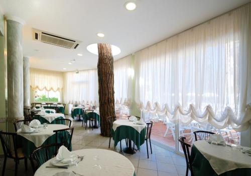 Étterem, Hotel Villa dei Fiori - sul mare con piscina in Viserbella