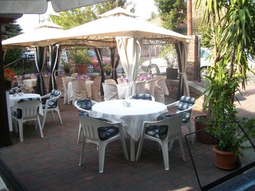 Balcony/terrace, Hotel Viktoria Restaurant in Balatonalmadi