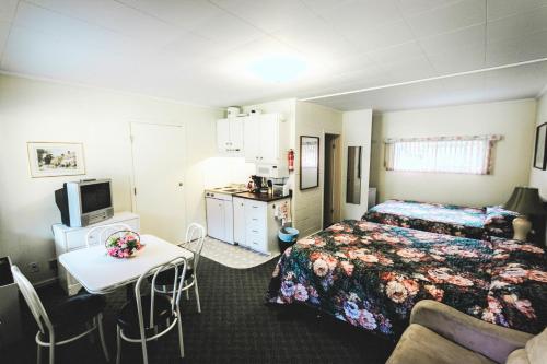 High Falls Bay Cottages, Camping & Waterpark