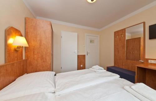 Hotel Wikinger Hof Stop at Centrum Hotel Wikinger Hof Hamburg to discover the wonders of Hamburg. Offering a variety of facilities and services, the hotel provides all you need for a good nights sleep. Service-minded s