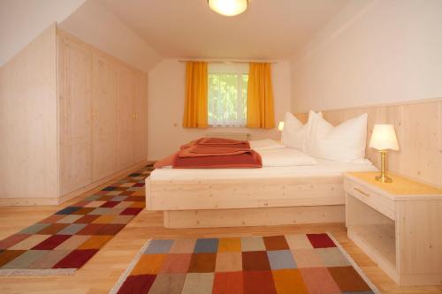 1 queen bed, 2 sofa beds