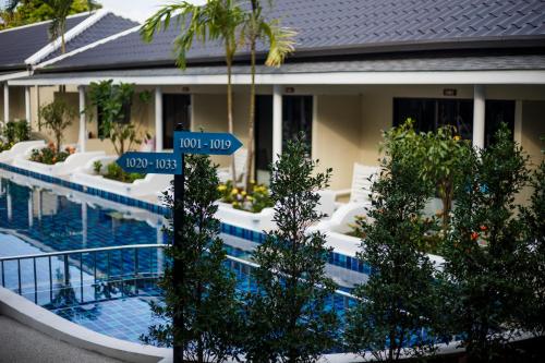 Tuana Hotels Brook Pool Access