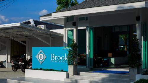 Tuana Hotels Brook Pool Access