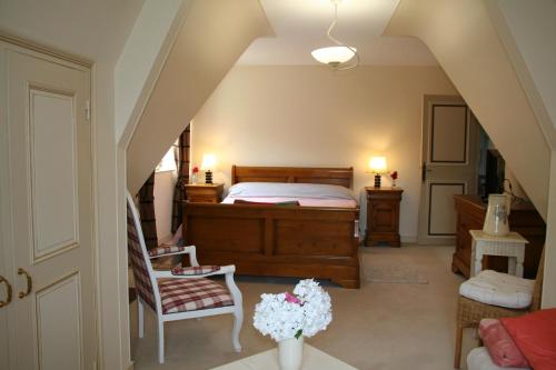 1 queen bed, 1 sofa bed