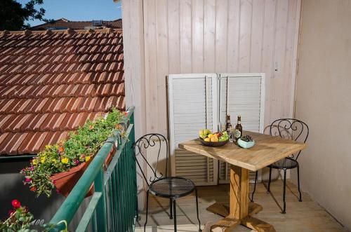 ระเบียง/ชานเรือน, ซิเมอร์ บาโรนิตา (Zimer Baronita) in ซิครอน ยาอาคอฟ