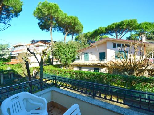  Modern Holiday Home in Massa with Garden, Ferienwohnung in Marina di Massa