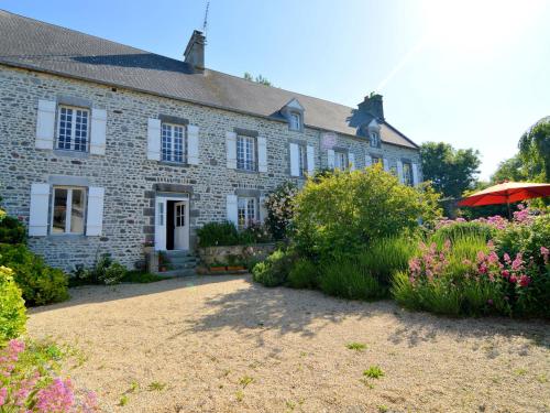 Amazing Holiday Home in Regneville-sur-Mer with Garden gîte à louer Montchaton