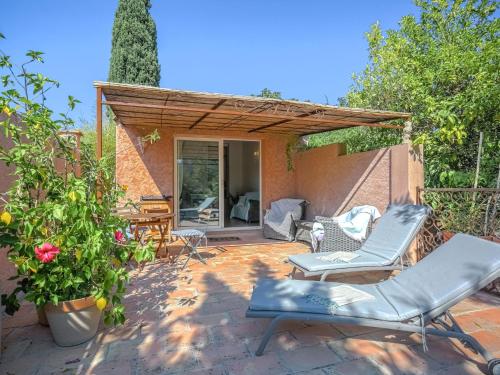 Lovely Holiday Home in Grimaud near Seabeach