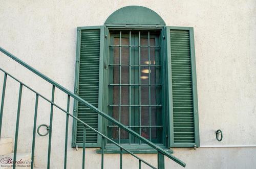 บริการและสิ่งอำนวยความสะดวก, ซิเมอร์ บาโรนิตา (Zimer Baronita) in ซิครอน ยาอาคอฟ