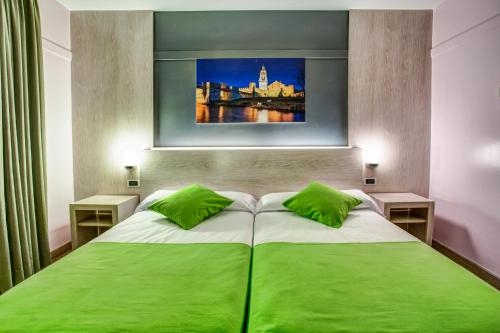 2 twin beds