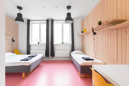 1 double bed, 1 twin bed