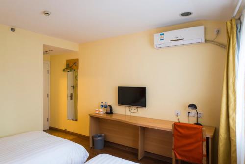 Home Inn Chongqing Jiangbei Airport Southwest University of Political Science and Law Home Inn Chongqing Jiangbei Airport Southwest Univ is a popular choice amongst travelers in Chongqing, whether exploring or just passing through. Both business travelers and tourists can enjoy the pro