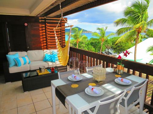 陽台/露台, Luxury Beachfront Duplex Villa on Sapphire Beach IV in 雷德胡克