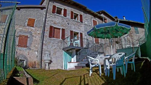 Casa del Borgo Pregasio Garden and view by Gardadomusmea
