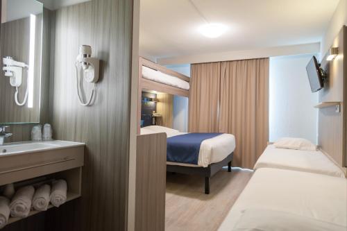 5 twin beds