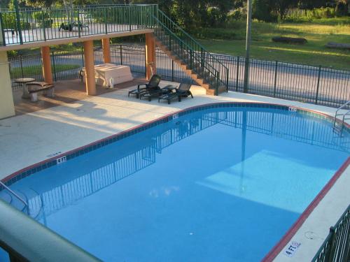 Ambassador Inn - image 7