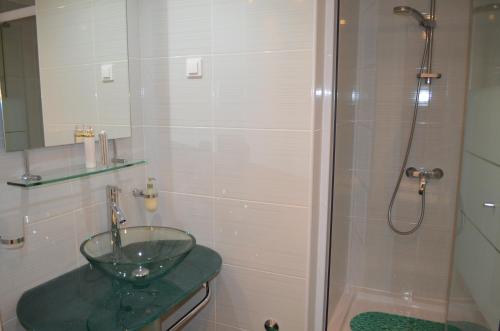 Deluxe Two-Bedroom Apartment image 2
