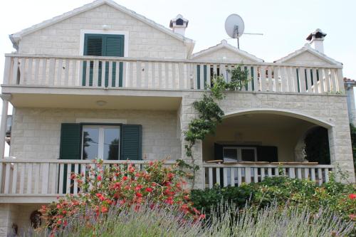 Oasis Apartments, Sutivan