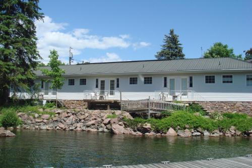 Boathouse Country Inn