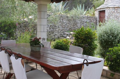 Oasis Apartments in Sutivan